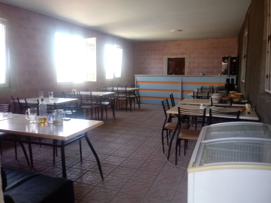 Дом в пригороде с магазином и кафе