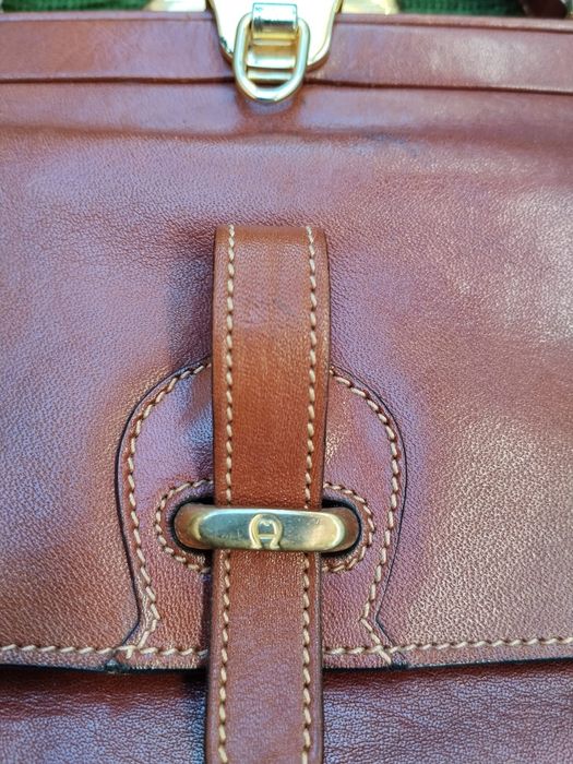 Vând geanta piele Aigner!