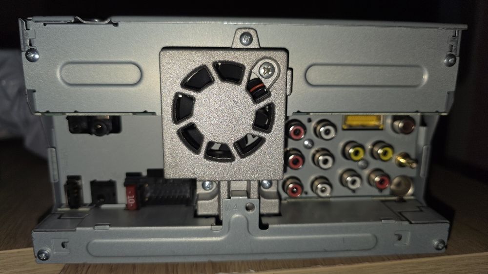 Продавам Pioneer avh-z5100dab