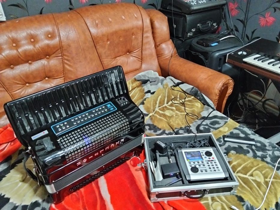 Vând acordeon Excelsior  cu midii și juzii 2.