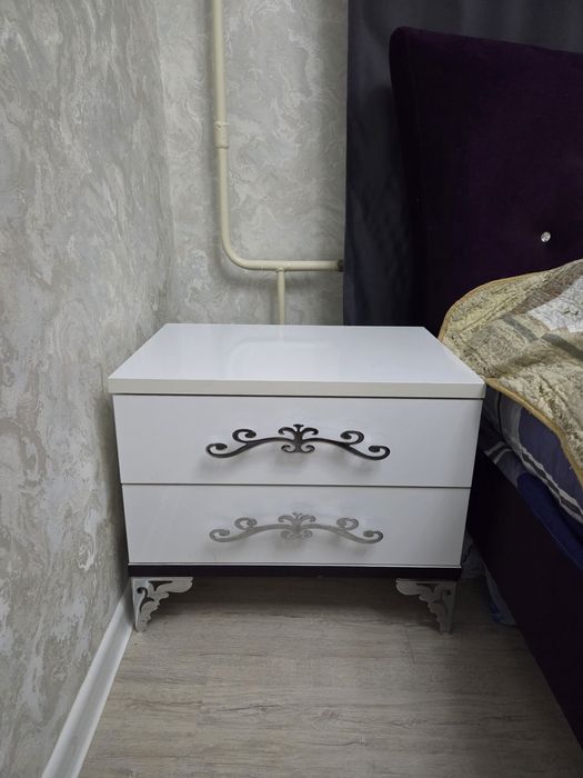 Продаю кровать вместе с комодом и тумбой