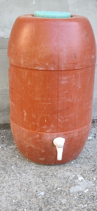 Продавам бидони различни размери