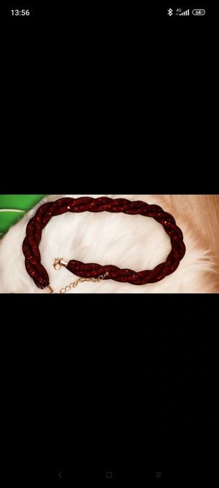 Colier roșu-granat, strălucitor, la baza gatului, nou,ideal cadou
