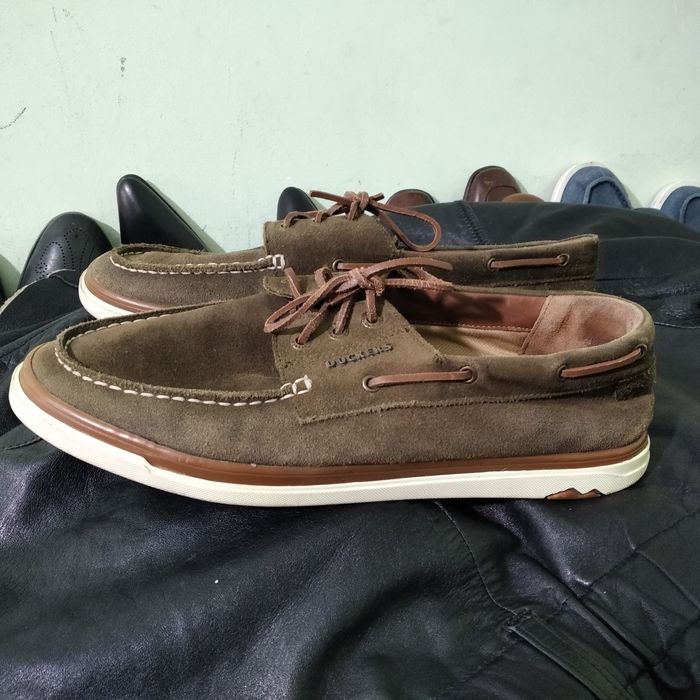 Продам фирменные кроссовки.