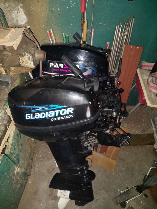 В продаже лодочные моторы