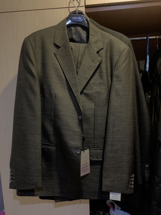 Продам 2 классических костюм