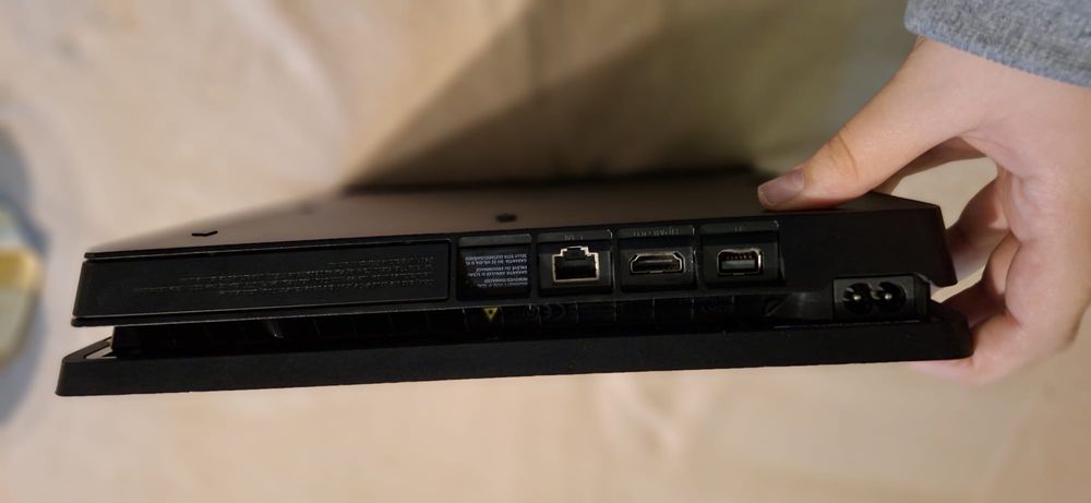 Vand PS4 SLIM cu 2 controller și 19 jocuri