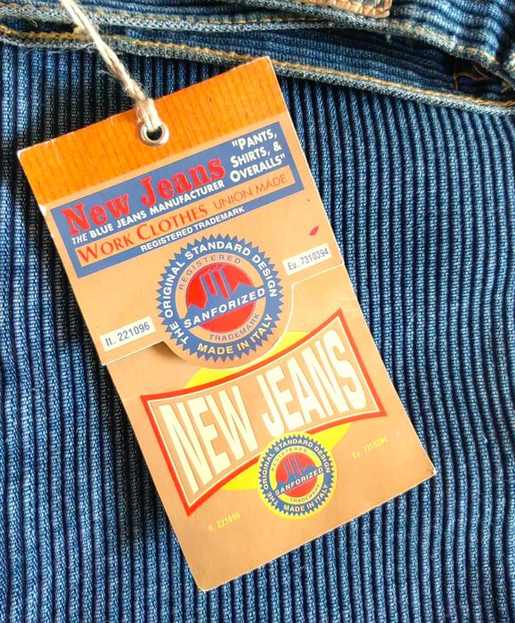 Blugi albaștrii noi cu etichetă