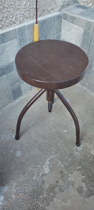 Трикрако старо въртящо столче медицинско