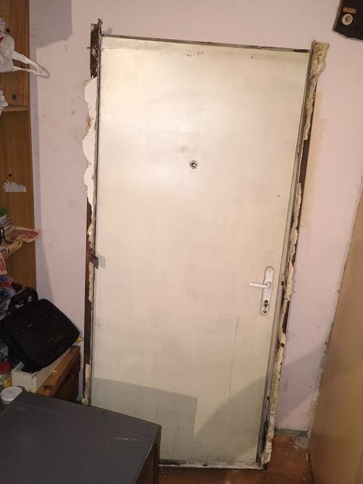 Входна масивна врата за апартамент!