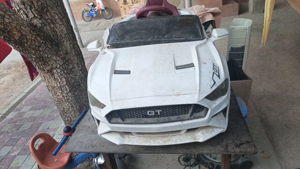 Detski moshina sotiladi