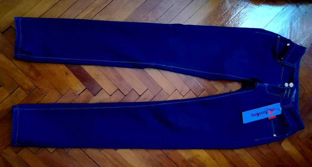 Ново! Тъмно сини дънки със златен кант