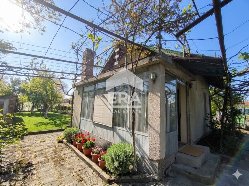 Вила с двор във вилна зона ,,Куба,,
