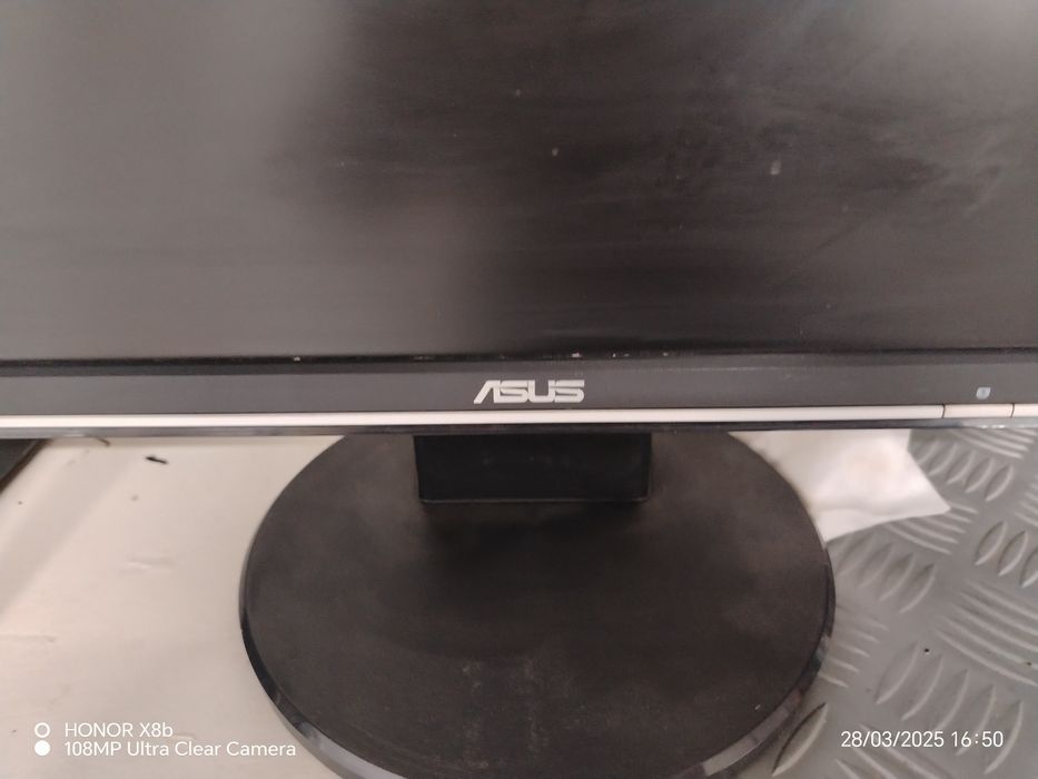 Компютър +монитор с мишка и клавиатура,четете до края