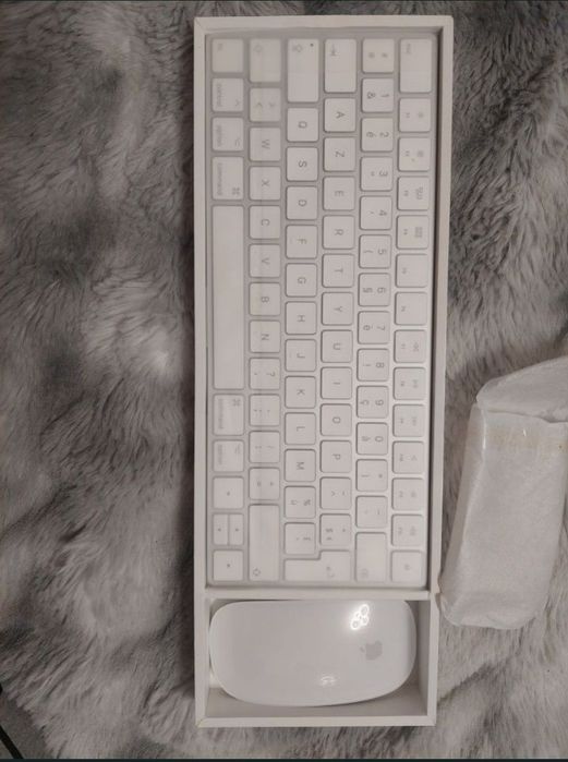 Vând tastatură apple + mouse keyboard