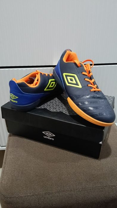 Ghete fotbal Umbro Rabona Junior IC nr 38