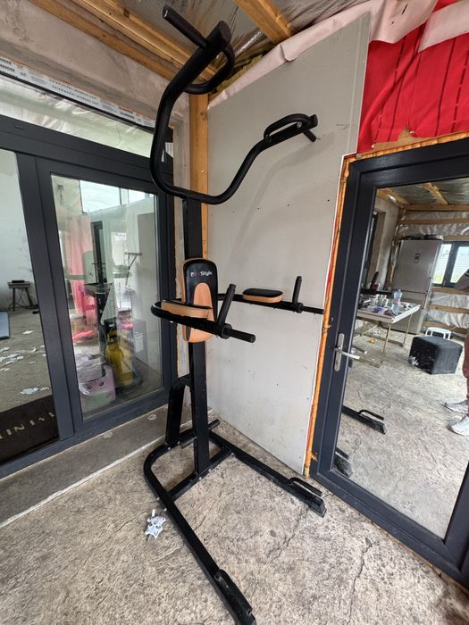 Vând sală fitness complet echipată pentru acasă, ideală pentru antrenamente full body (forță + cardio). Se poate vinde ca pachet sau separat.