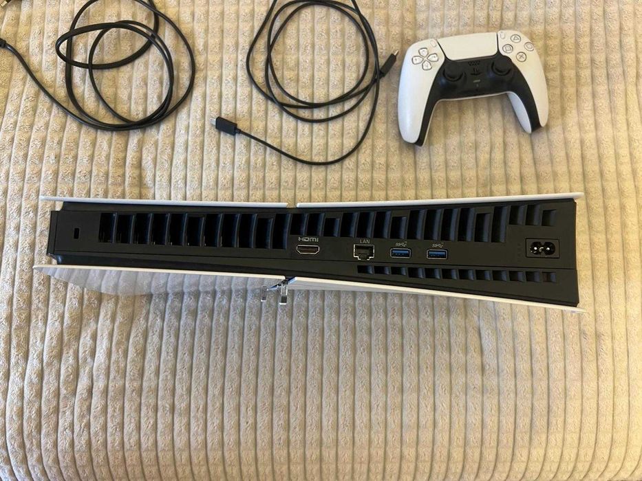 Vând PlayStation 5 Slim 1TB – ca nou, garanție până în 2026