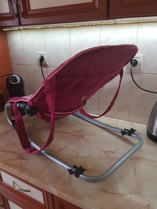 Бебешки шезлонг и бебешка кошница за кола