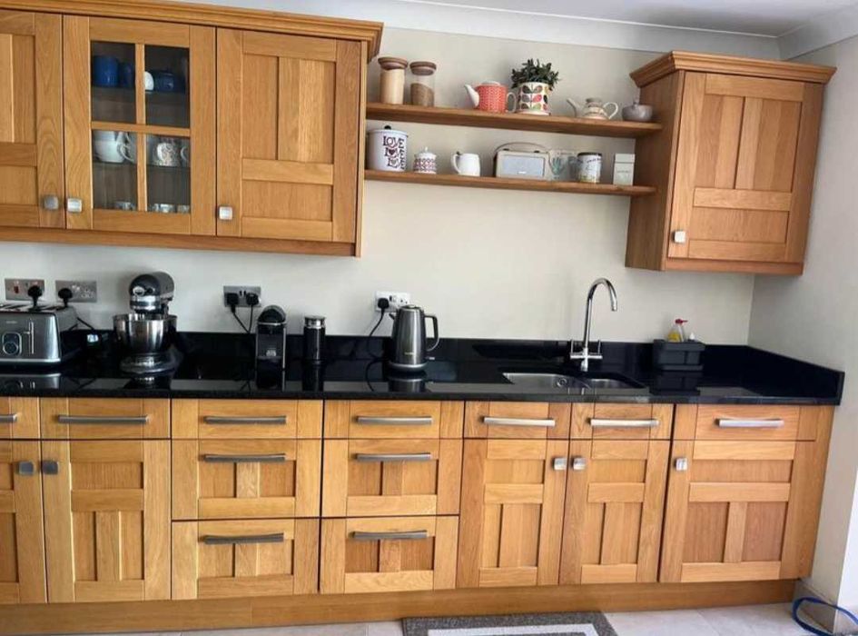 Кухня от Дъб - масив + уреди Neff и естесвени гранитни плотове