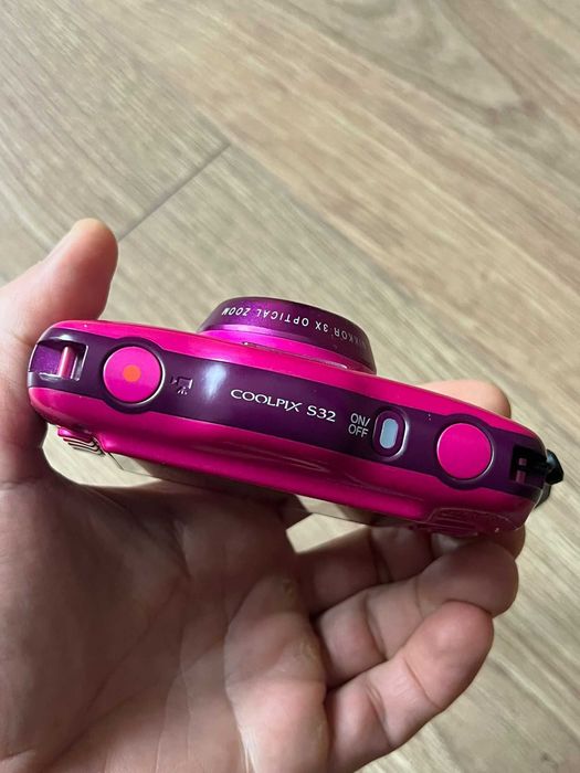 Aparat foto digital Nikon Coolpix S32 Roz Pink rezistent la apa si socuri culoare superba cu card,cablu incarcare si baterie originala, poze super