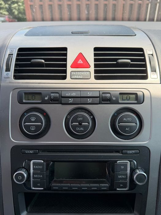 VOLKSWAGEN Touran 0 — imagine 3