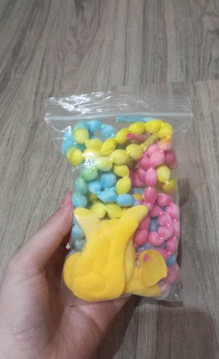 Яркие модные кроссовки