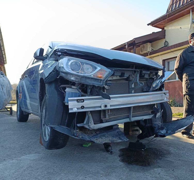 Masina avariata Toyota Yaris Hatchback 2016 pretabila pentru reparatie sau piese de schimb 70 mii km