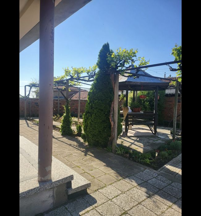 Продавам голяма двуетажна къща с двор 1000 кв.м, гараж и кладенец + сонда – с. Градина обл. Пловдив 79 500 €