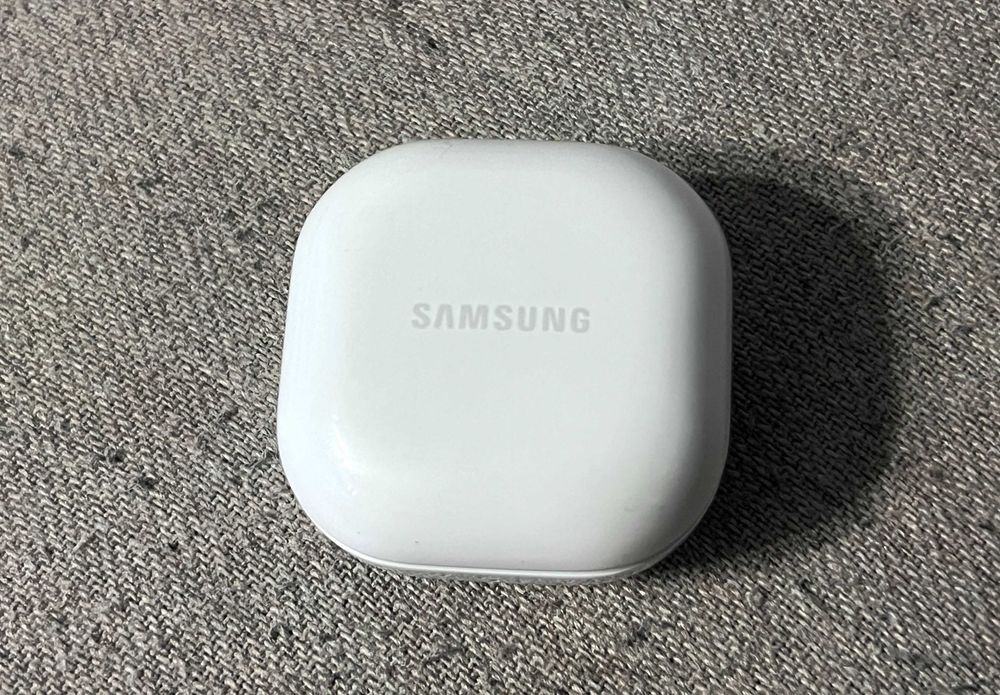 Samsung Galaxy Buds FE functioneaza doar casca stanga cu doking cutie