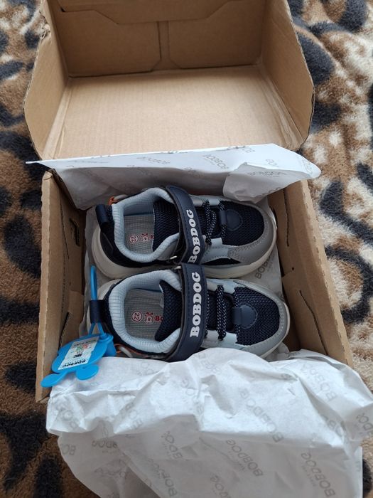 Продам детские кроссовки