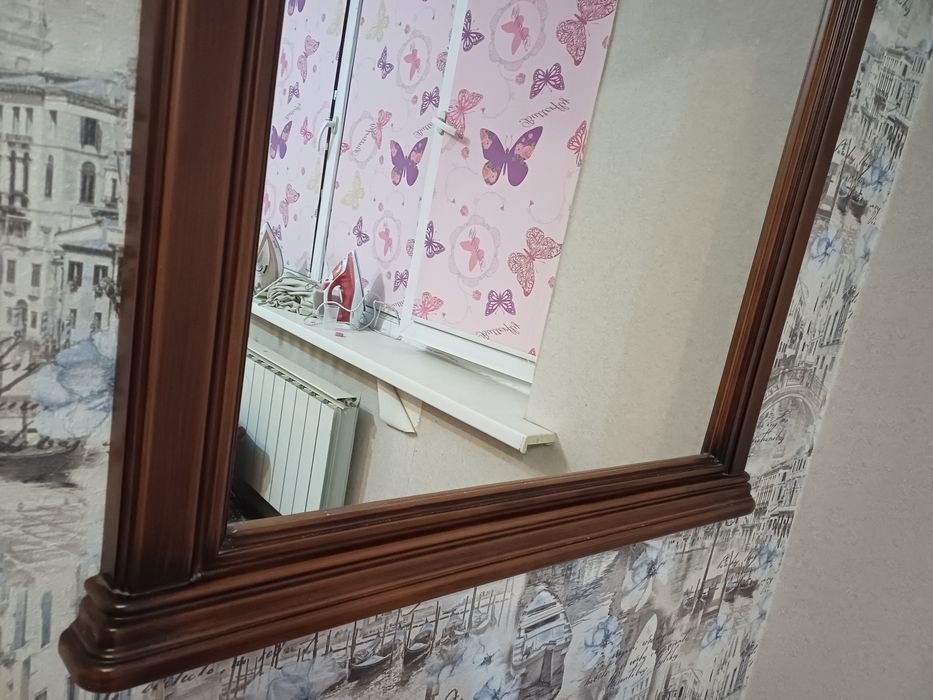 Зеркало в деревянной раме