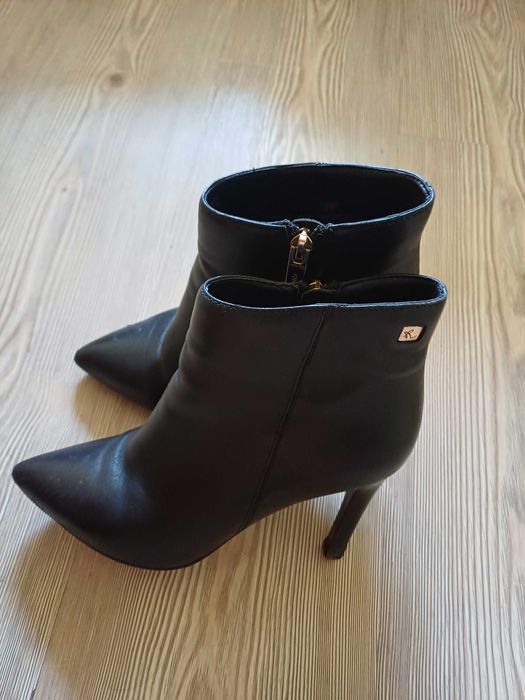 Продавам боти с марката Cantarini.