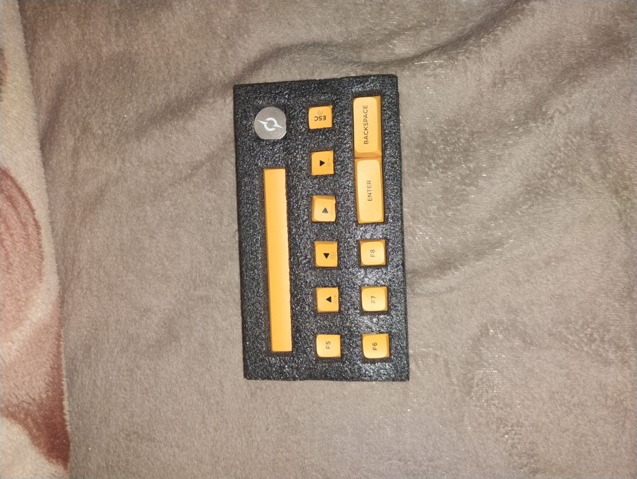 Vând tastatură AQIRYS