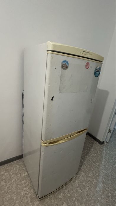 Продам холодильник с морозилькой