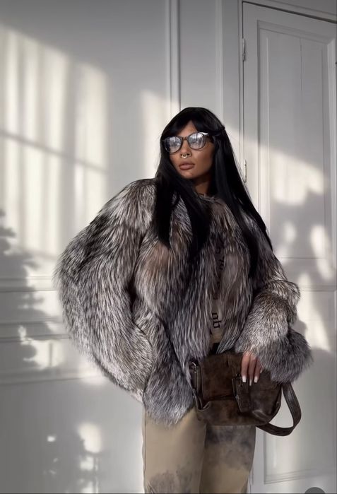 Елегантно палто от сребърна лисица