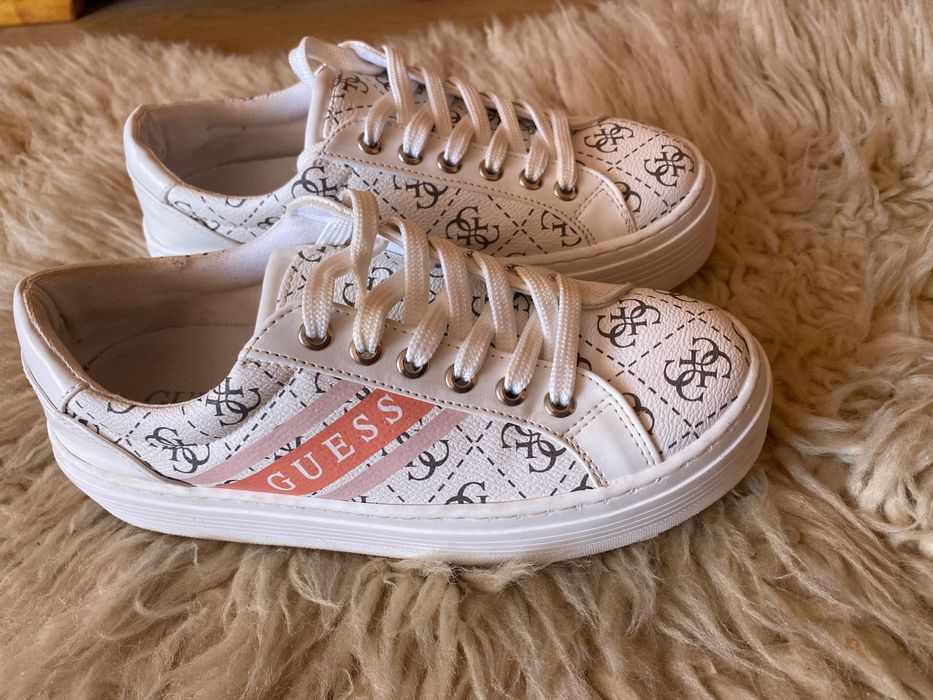 Сникърси “GUESS”