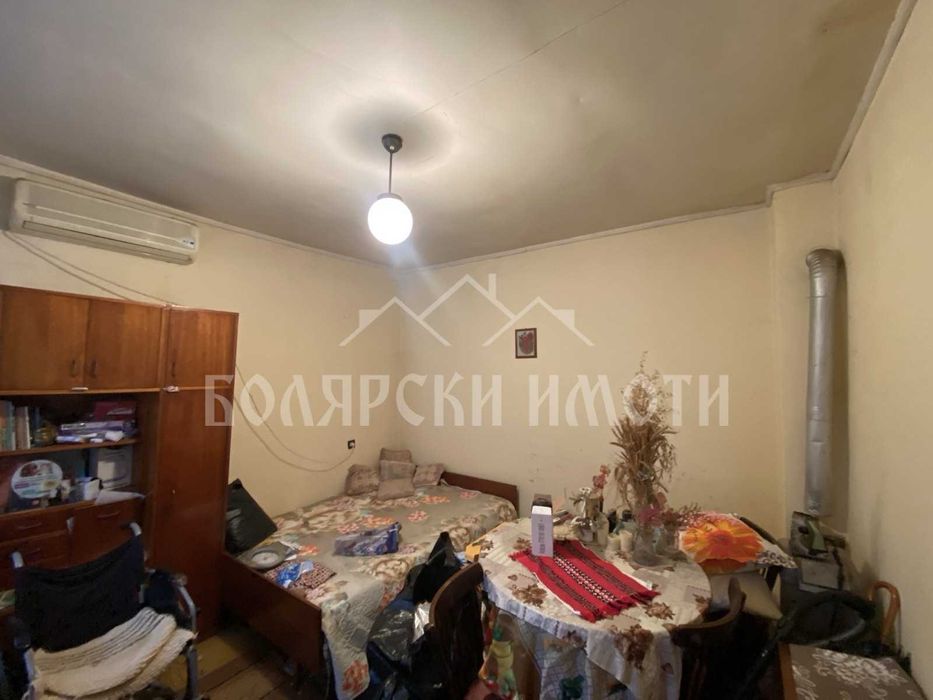 Масивна къща с гараж в с. Самоводене