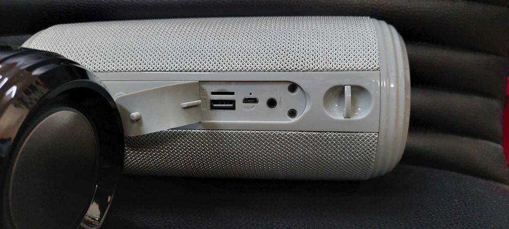 Нова Преносима Водоустойчива Блутут Тонколони с Радио / USB / AUX JBL