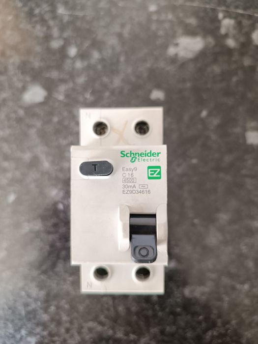 Дифференциальный автомат Schneider Electric C 16 30 мА класс AC
