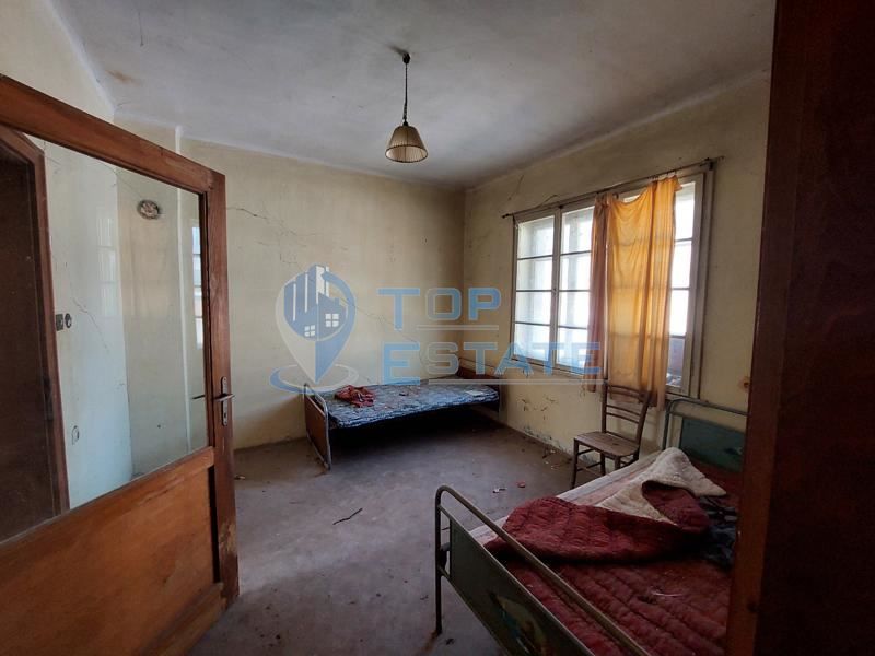 Двуетажна тухлена къща на центъра на село Церова кория, област Велико