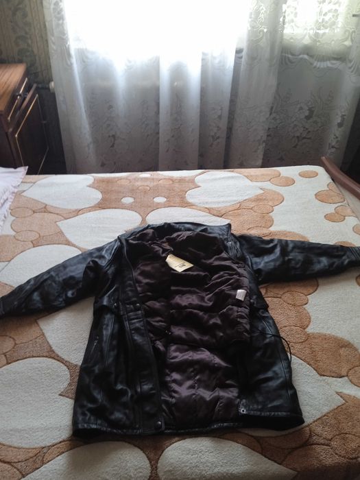 Продается новая Кожаная (женская)куртка (с подкладкой и капюшоном)