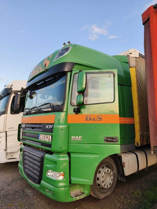 Vând ansamblu - camion DAF și semiremorcă SCHMITZ (mega)