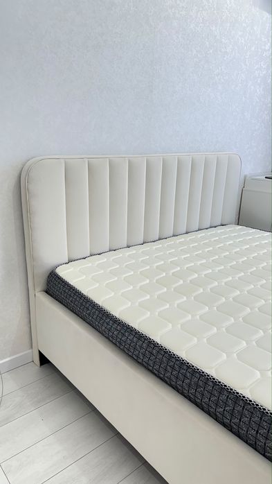 Продам бежевую кровать.