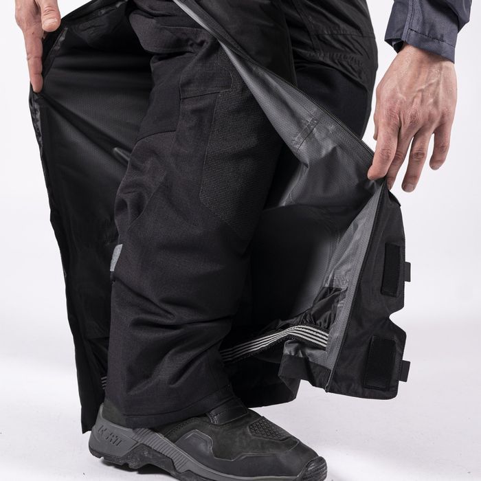 Pantaloni de ploaie Leatt ADV Rain Cover negru