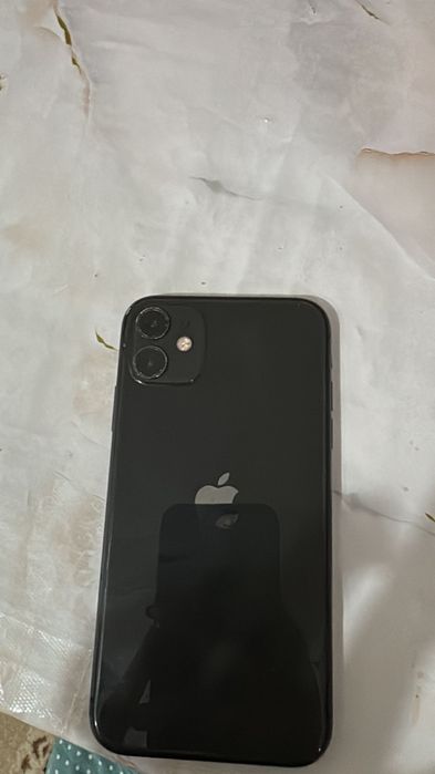 айфон 11 продаю срочно