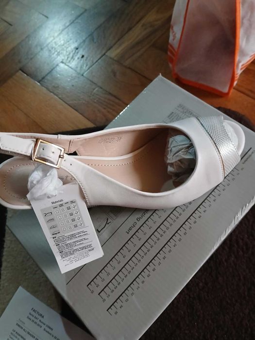 Vând sandale albe cu auriu mărimea 37