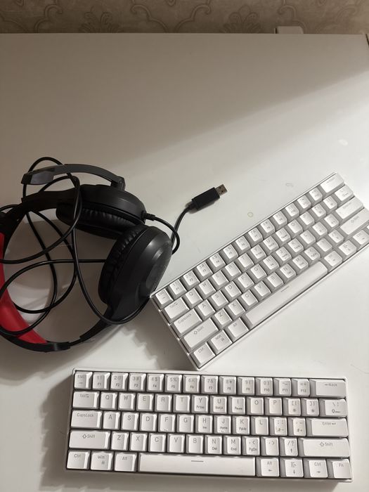 Клавиатура и наушник