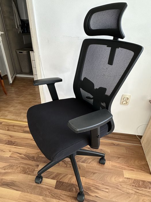 Продавам компютърно бюро и стол