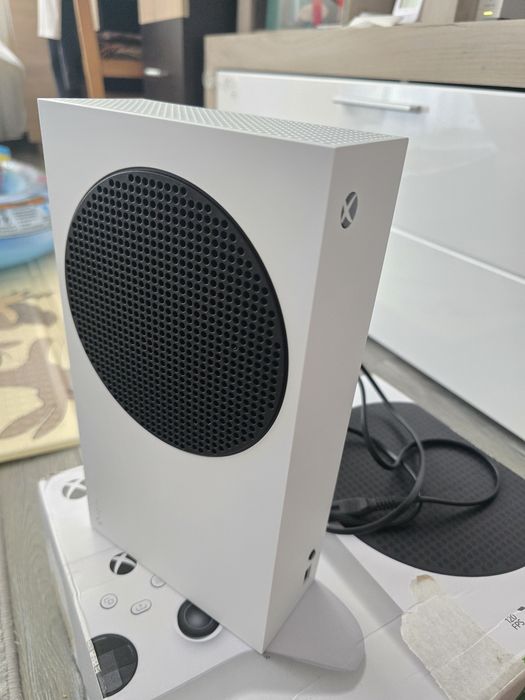 Xbox series S cu două manete ca nouă.